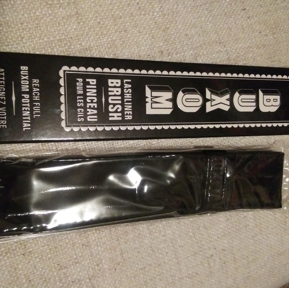Brand new Buxom lash liner brush